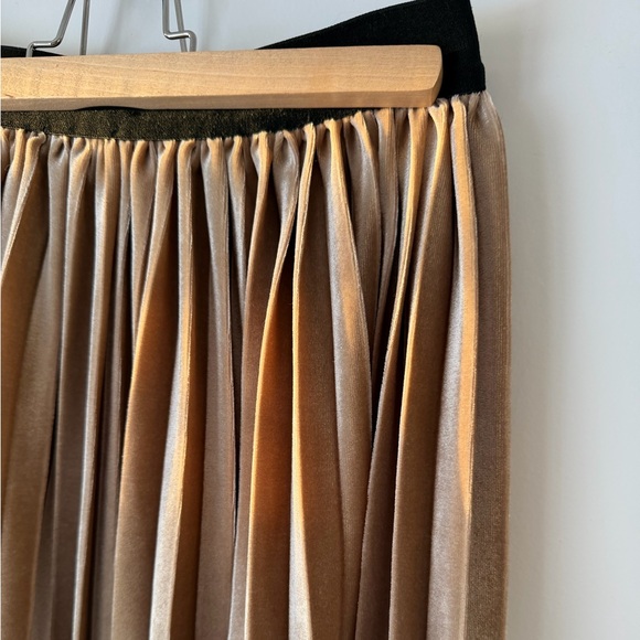 OAK & FORT Gold Velour Pleated Skirt - Picture 3 of 6